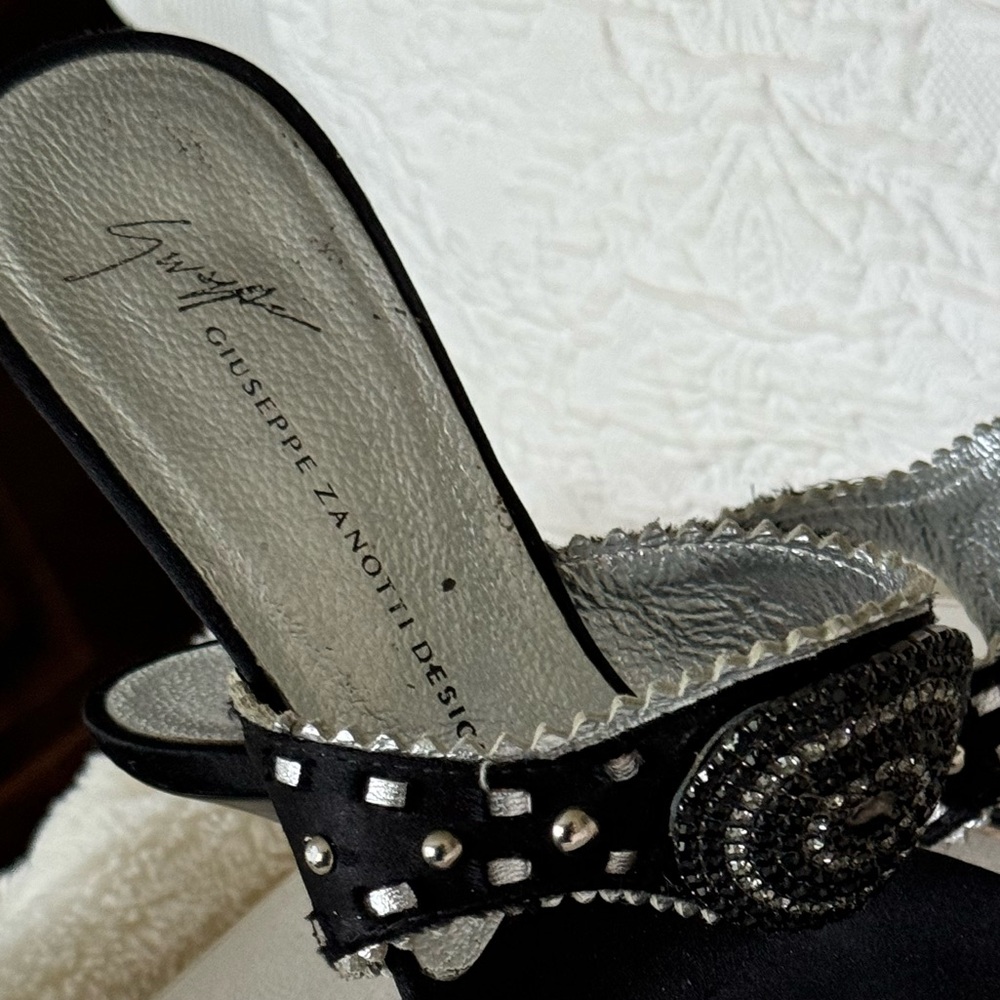 Giuseppe Zanotti - Black and bejeweled with toe loop and kitten heel sandals. - Picture 14 of 16